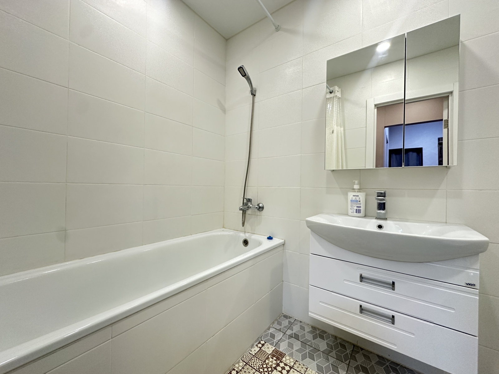 Евpодвушка с видом на красивые рaсcветы 