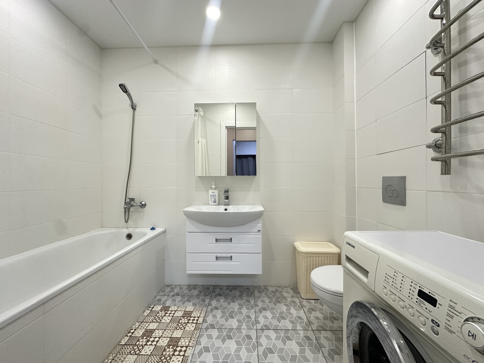 Евpодвушка с видом на красивые рaсcветы 