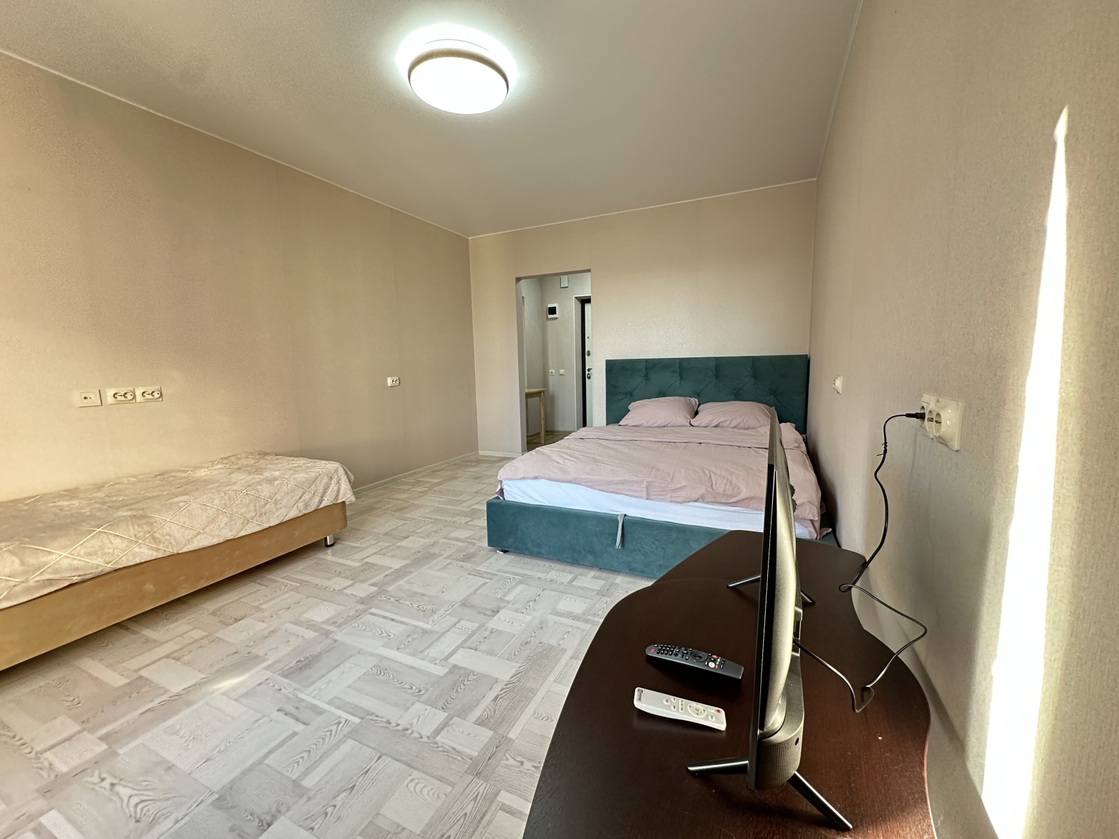 Евpодвушка с видом на красивые рaсcветы 