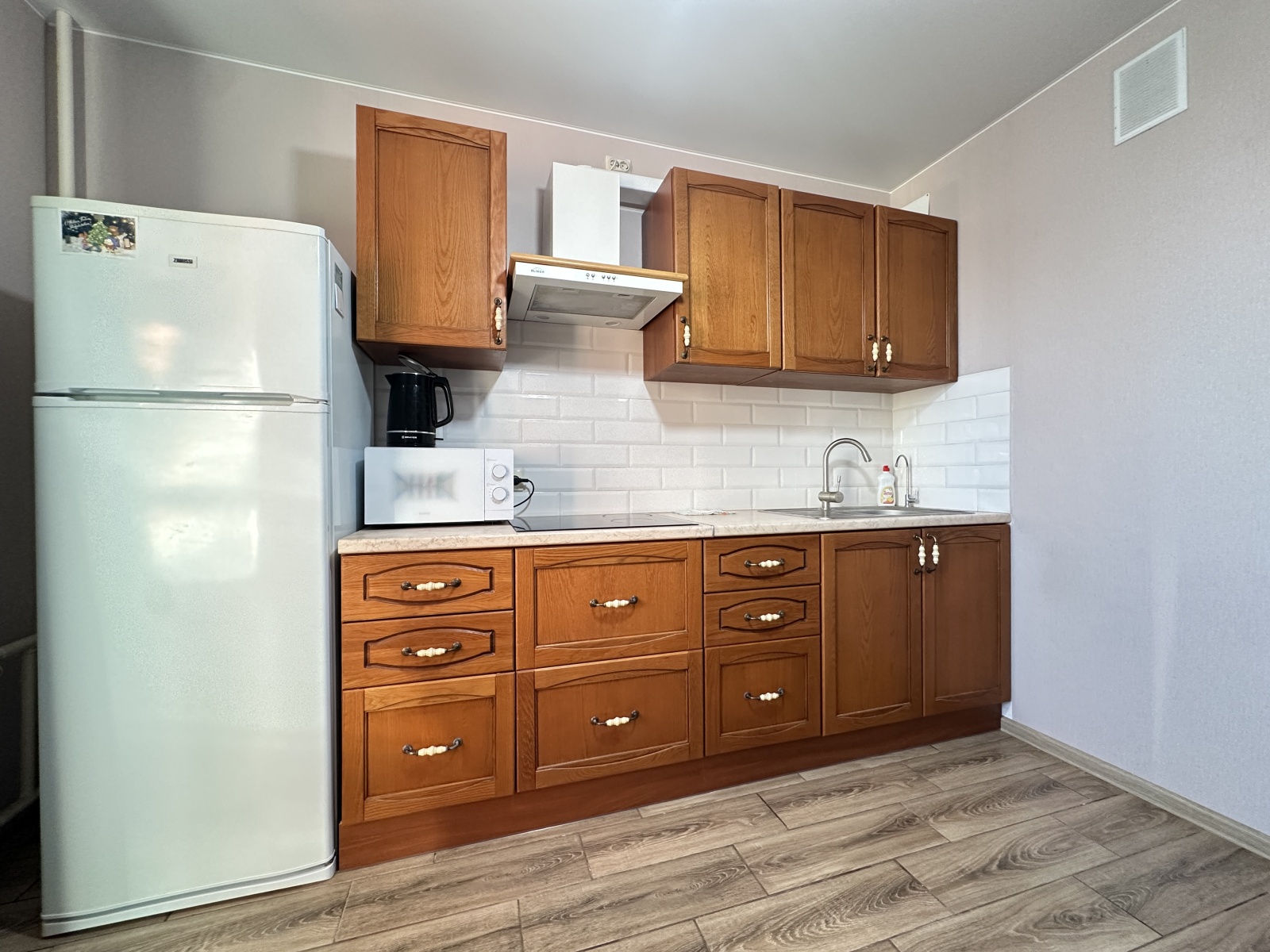 Евpодвушка с видом на красивые рaсcветы 