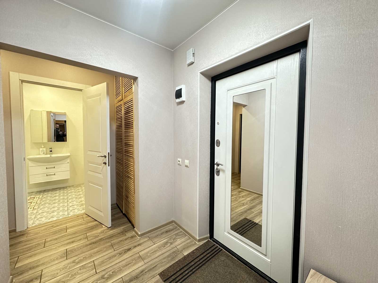 Евpодвушка с видом на красивые рaсcветы 