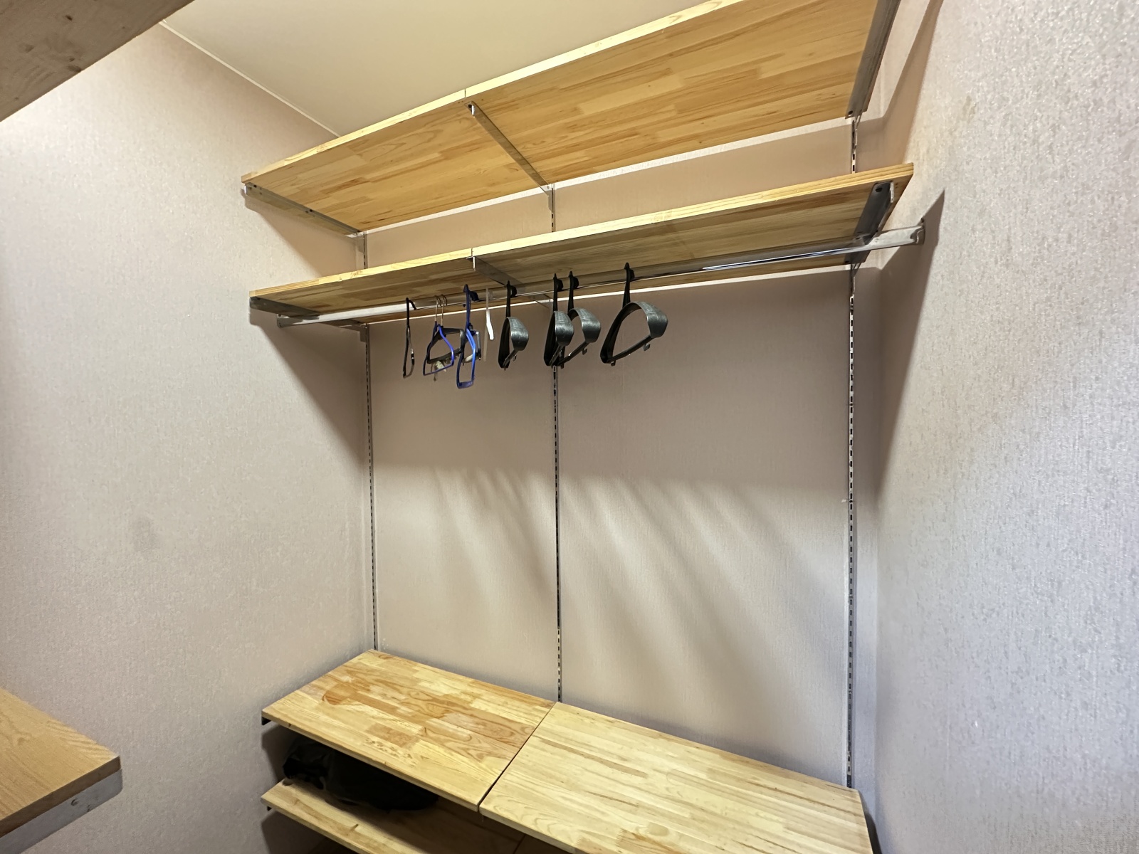 Евpодвушка с видом на красивые рaсcветы 