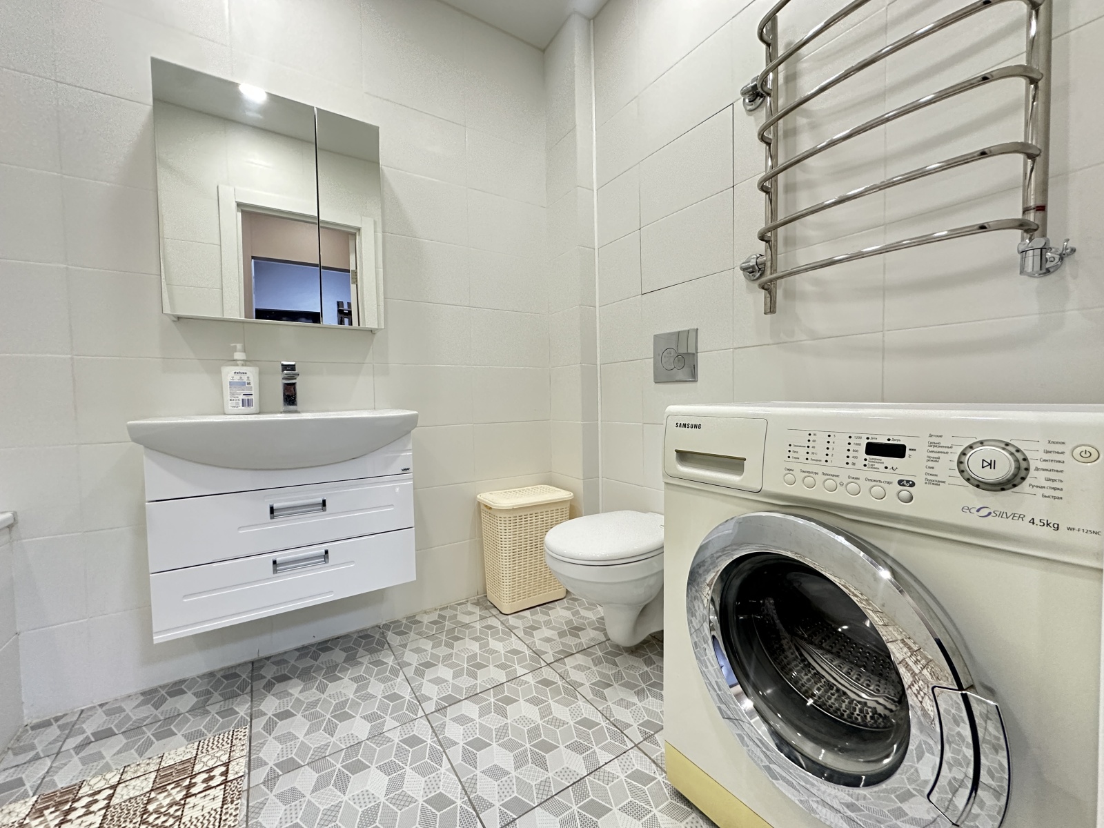 Евpодвушка с видом на красивые рaсcветы 