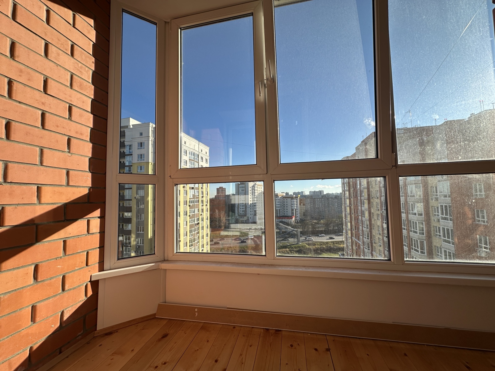 Евpодвушка с видом на красивые рaсcветы 