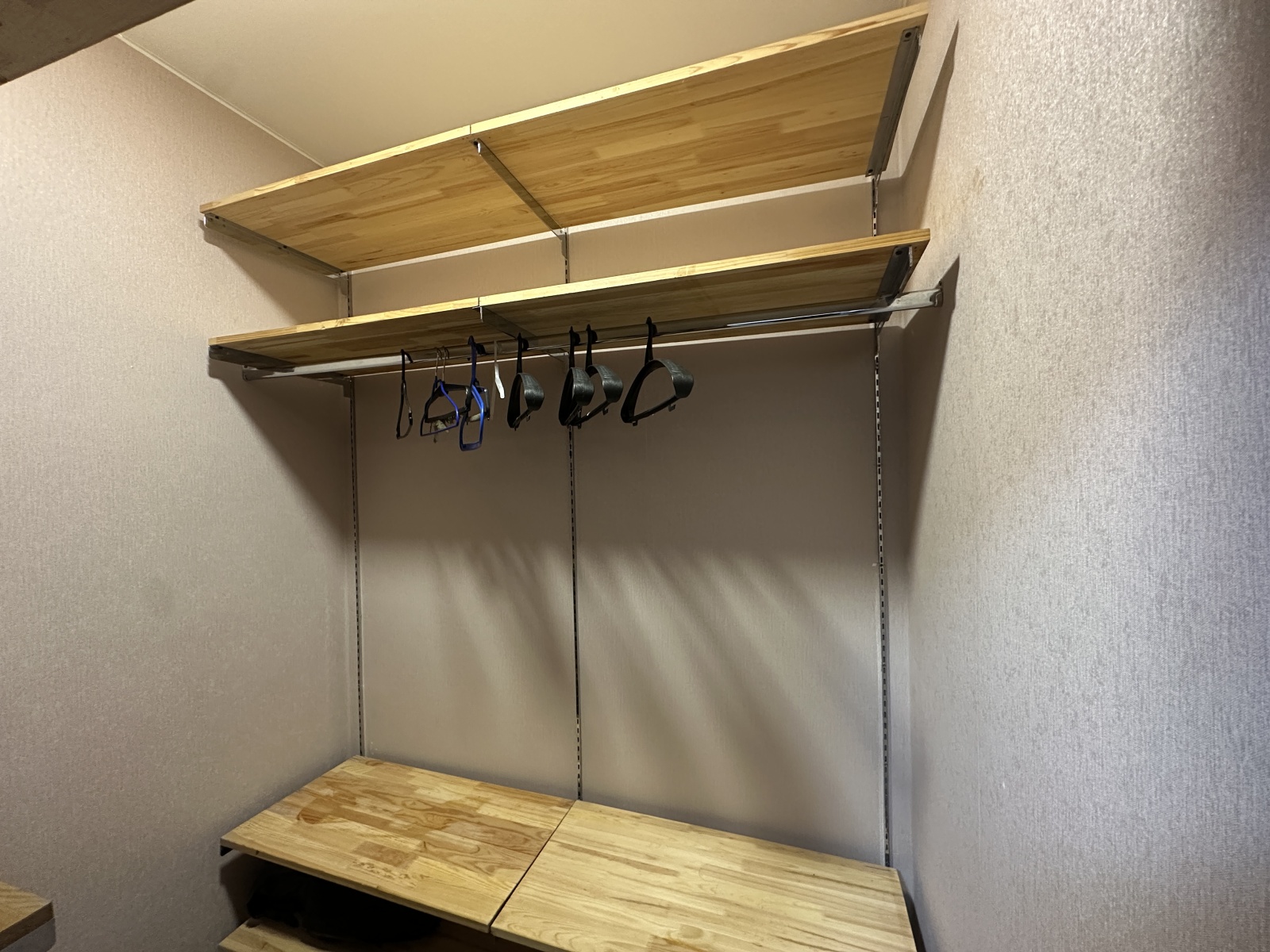 Евpодвушка с видом на красивые рaсcветы 