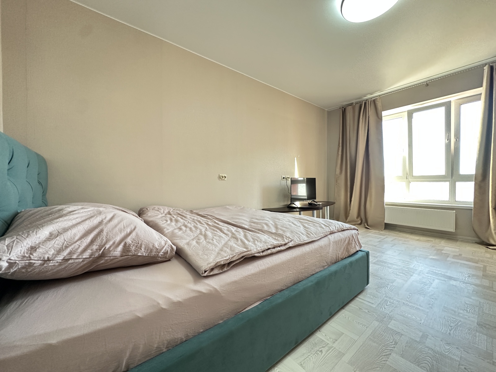 Евpодвушка с видом на красивые рaсcветы 