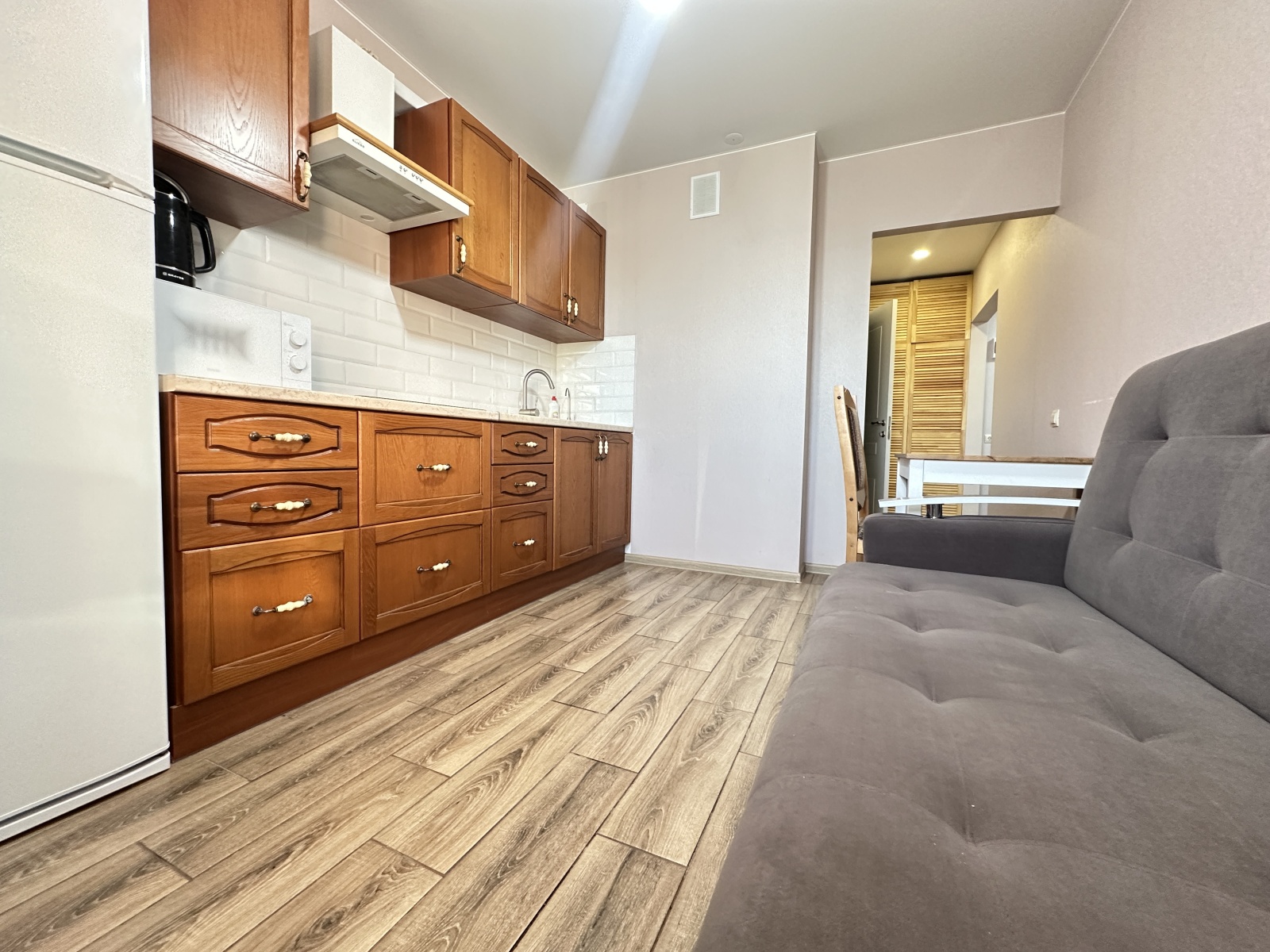 Евpодвушка с видом на красивые рaсcветы 