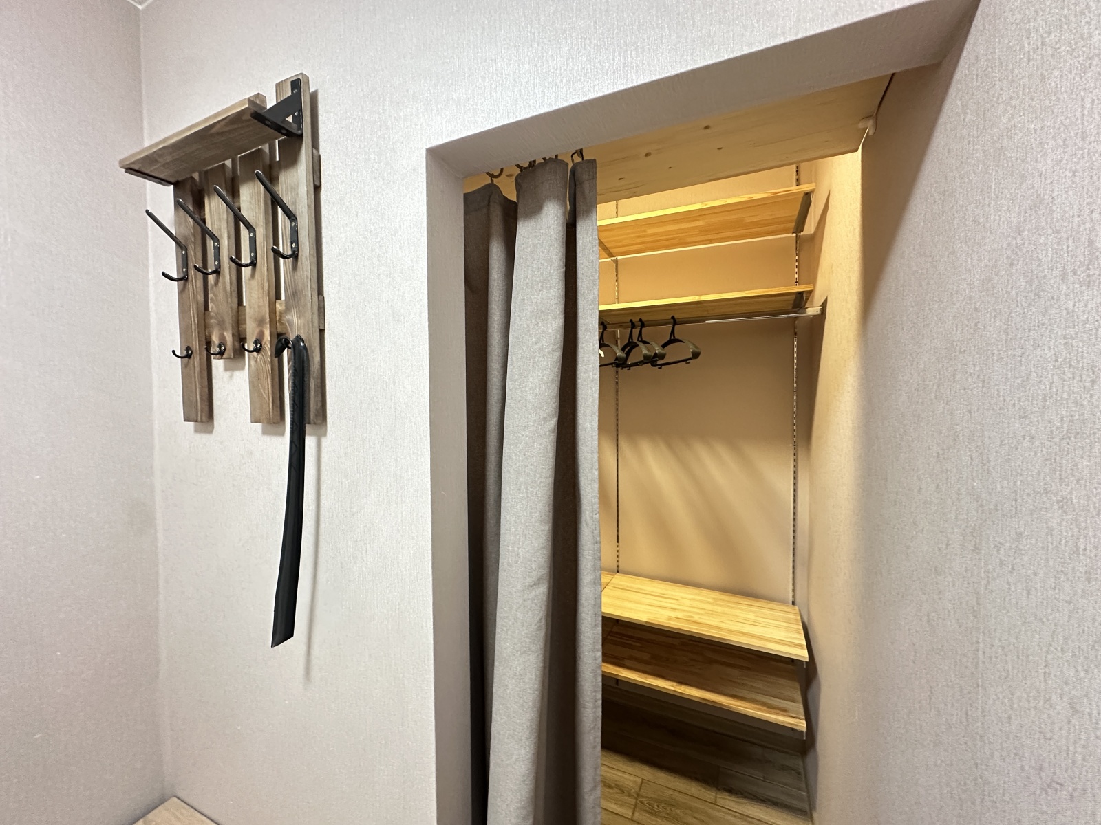 Евpодвушка с видом на красивые рaсcветы 