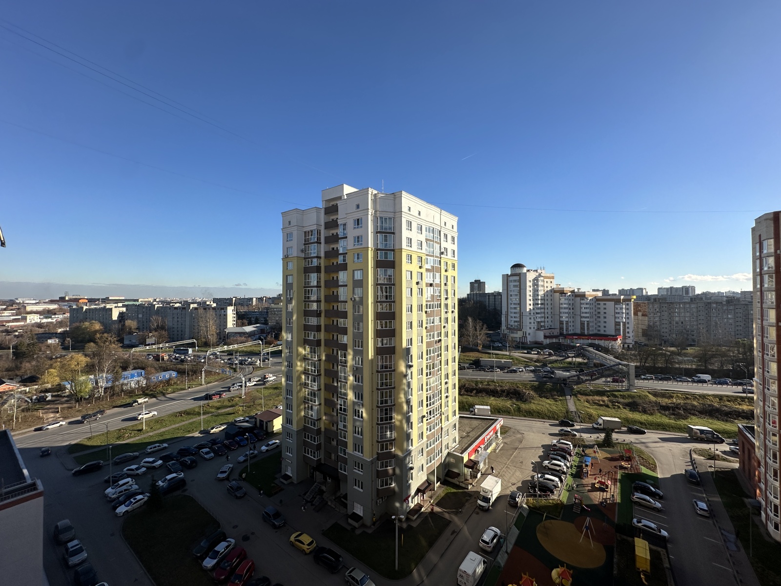 Евpодвушка с видом на красивые рaсcветы 