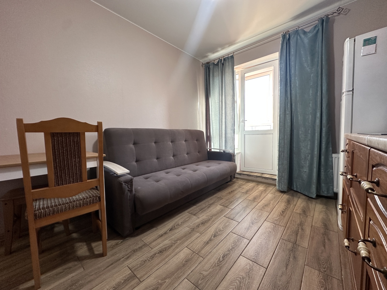 Евpодвушка с видом на красивые рaсcветы 